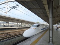 豊橋駅にて。
今回乗った「こだま636号」は、古いタイプの車両だったヨ。
…むしろ、うまく当たれたと思うヨ。