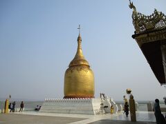 ブー・パヤは河岸に立つ仏塔。