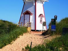 【１２】Covehead Harbour Lighthouse(コーブヘッド灯台)

２０１７年、２０１９年訪問。
プリンスエドワードアイランド国立公園内にある灯台。
ガルフ・ショア・パークウェイという国立公園内の道路沿いにあり、ちゃんとした駐車場もあるので立ち寄りやすい。

島の中で一番好きな灯台。
この縁取りのように使われている赤がかわいらしいですよね～。
凄く洗練されている感じです。