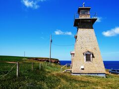 【１５】Cape Tryon Lighthouse(ケープトライオン灯台)

２０１７年訪問。
【１１】のセントピーターズ灯台、と同じくらい行きにくい場所。＾＾；

２０１７年はじめてのＰＥＩでの数少ない灯台巡り。
「赤毛のアン」のお話の中で、アンが新婚生活を送るストーリーの中で、アンとギルバートがだれよりも信頼して心から尊敬していた「ジム船長」の住む灯台のモデルとも言われているのを知って、どうしても来たかった灯台。

なのに、赤土の車一台がやっと通れる道を通らなくちゃならず、途中で引き返そうにもＵターンできる場所もなく、やっとの思いでたどり着いた。
レンタカーは走っちゃいけないなんて書かれていたのを後で見つけて納得。＾＾；
