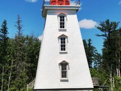 【６】Cape Bear Lighthouse and Marconi Museum(ケープベア灯台)

２０１９年訪問。
１８８１年建造。
２００９年公開の映画「アンを探して」のロケ地となった灯台です。
２０１７年に訪問した時にも、薄々存在は知っていたけど、まだそこまで灯台熱がなかったのでスルーしてました。

が、この灯台、それよりもすごい逸話を持つ灯台なんです。
１９１２年４月１４日未明、タイタニック号からのＳＯＳを最初に受信した灯台なんだそうです。