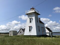 【１３】ノースラスティコ灯台　　

なぜか、グーグルマップには名前が表記されていない。
これよりマイナーな灯台ですら乗ってるのに？？＾＾；

キャベンディッシュから車で１０分ほど、ロブスターで有名な「フィッシャーマンズワーフ・ロブスターサバ―」の横の道をまっすぐ行った突き当りにあります。
