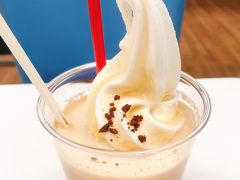 札幌駅に戻り、
お口直しのソフトクリーム。
【クィーンズソフトクリームカフェデザート】でさっぱり。
北海道の学生さんは学校帰りにこんな美味しいデザート食べれるんだね。