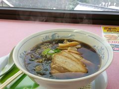 富山ブラックラーメン☆

このラーメンはブラック企業の人が食べるラーメン、、、ではなく、
しょう油の色で黒くなっているラーメンで、濃厚でおいしいです☆
ちなみに、これを食べたからといって、腹黒くなるわけではありません。笑

この食堂のおばちゃんに「ここで働いている人は、ここに住んでいるんですか？」と聞いたら、朝イチに従業員用の列車があって、それに乗ってきているんだそうです。笑
なるほど～