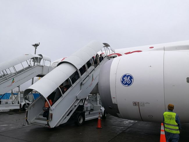 エチオピア、アディスアベバに40分ぐらい早く到着。ひんやりとしてしとしとと雨が降っていた。<br />そういえば、8か月前はここ旅したんだな～と思い出す。<br /><br />ここからまた国際線で<br />8/17  ET921  ADD 8:40  ー　ACC 11:20