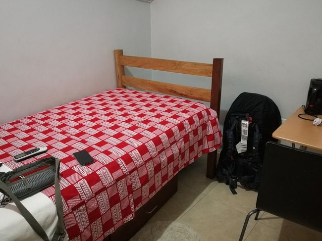 部屋はこんな感じ。狭いが、冷蔵庫も付いているし、テレビもあるし、ティーポットもある。ホットシャワーの水圧抜群、wifiのつながりも早かった。狭い以外に文句のつけようがない。完璧。<br />蚊帳がなかったから心配したが、どうやらいつもスプレーして虫が入らないようにしているから大丈夫だとのこと。確かに全く蚊がいなかった。