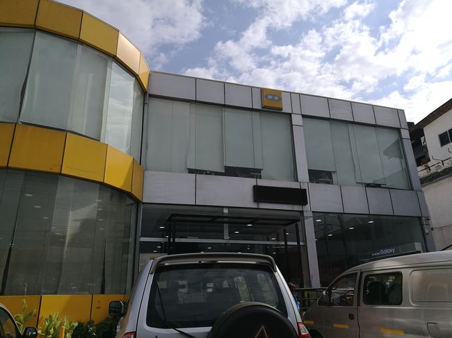 服のオーダーも済んで、今度はSIMカードを買いに行った。<br />ガーナで一番大きい通信会社は"MTN"。<br />写真はOxford St.からわき道入ったところにあるMTN社。空港から来たとき、Scottがついでに連れてきてくれたのだけど、あまりの混雑で、Scottは別のお客を出迎える仕事がまだあったので、後で自分で来てくれるかな？ということで、私一人でやってきた。<br /><br />他のアフリカ諸国と同じで、IDを見せて利用者登録を済ませ、SIMを買い、その上でトップアップチャージをしなければならない。SIMは２セディ（約４０円、安っ！！）、そしてチャージは、１０セディ（約２００円）（１週間有効でデータ容量は１Gまで）にした。設定をやってもらったが、私の利用者情報がまだシステムに反映されていないためか、開通せず、２，３時間後にactivateするように言われた。（この後、宿の人にやってもらったができず、翌日再び訪れ開通した）