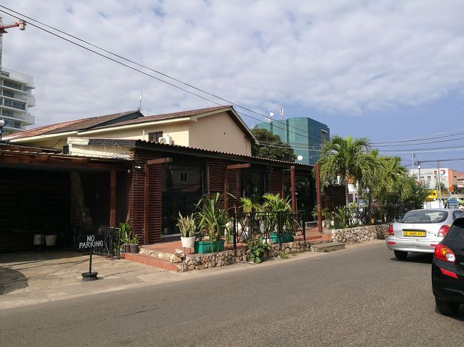 服のオーダーもSIMも買い終わって、本日のミッションは終了。<br />MTN社周辺を歩く。Osu地区はアフリカンな感じよりも、ちょっと西洋的なオシャレなカフェやレストランが多い。