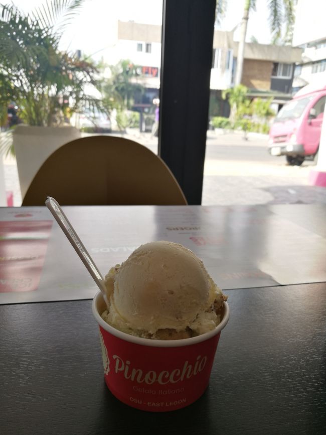 アイスクリームも売っているピザやバーガー系の軽食屋さんに入った。<br />そういえば、機内食以来、何も食べてないや…。腹ペコペコだけど、今食べたら夕飯無理！