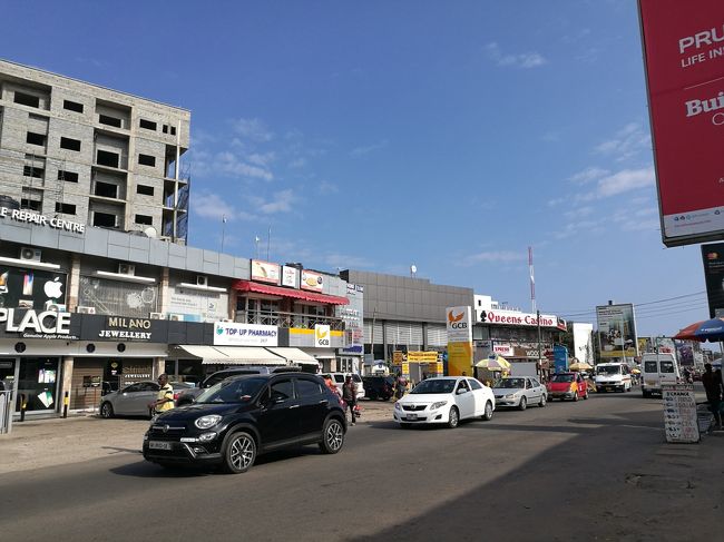 宿をとったのはOsu地区で、アクラの中でも一番の繁華街。これは事前に調べていた。<br /><br />なんだかんだ、時間は14時近く。まず今日しなければいけないことは、服をオーダーメイドすること。出来上がるまでに何日かかるかわからないし。まずは生地を買わないといけないので、Scottに教えてもらったお店へ向かう。<br /><br />写真はそのお店がある、Oxford St.という、Osu地区の中のメインの通り。