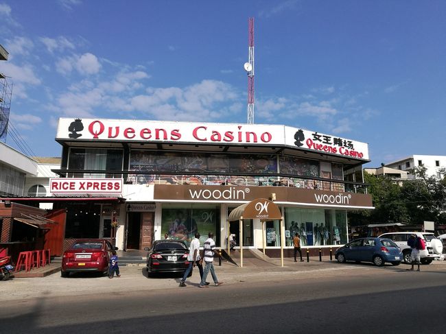 こちらの"Woodin"というお店。見た目からも想像できるが、高級目。<br />まぁ、せっかくなら良い生地で作りたいよね。<br /><br />中に入って生地を見ていたらもっと重要なことに気づいた。<br /><br />仕立て屋は？？<br /><br />生地だけ買って仕立て屋が見つからなければどうしようもない。店の人に、いい仕立て屋を紹介してもらえないかと聞いたら、わからないと。ならばしょうがない。自分で探すしかない。<br /><br />