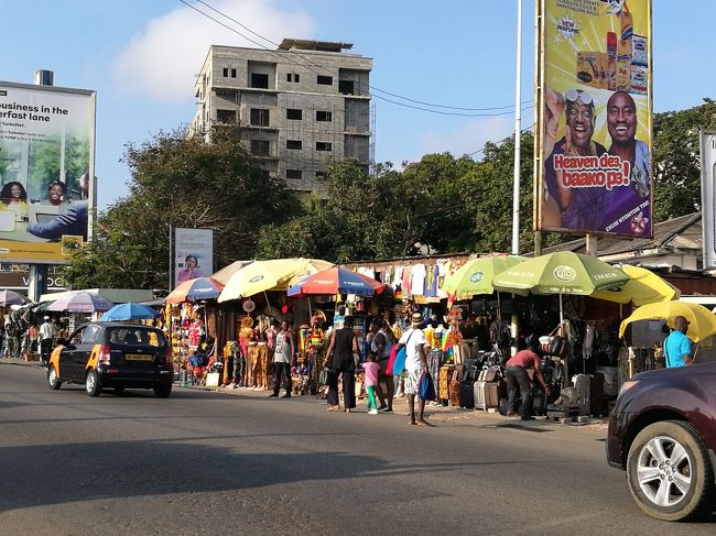 Oxford St.にはまだまだたくさん同じような商店が立ち並んでいる。<br />（間近で写真撮ると怒られちゃいますので遠目からしか撮れません…。）