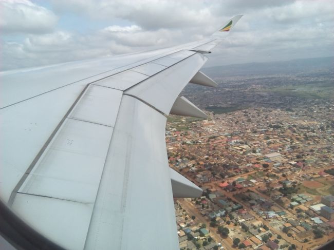 もうすぐアクラ到着。<br /><br />「通路側で」と伝えたはずなのに、窓側にされてしまった。まぁ、いいか。5，6時間のフライト、まだ我慢できる。<br /><br />アクラに着いたら、宿の人が出迎えてくれることになっている。<br />実は日本出発当日朝、宿からメールが来て、空港からタクシーでの行き方、相場、もし宿に送迎を頼む場合はフライト情報を、という内容が書かれていた。タクシーの相場の料金と送迎代、送迎代の方が安くて、ならば当然送迎頼むでしょ！と思って急遽フライト情報教えて、ピックアップしてもらうことになった。<br /><br />ちゃんと待っていてくれているかな～<br /><br />ガーナ…どんなところなのかな…<br /><br />わくわくする！<br /><br /><br /><br />