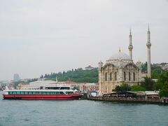 オルタキョイ・ジャーミィ
Ortaköy Camii

このモスク、佇まいが美しくてうっとり。
海峡から見られることを意識した造りになってますよね。アルメニア人の建築家による設計で、こちらもヨーロピアンテイストな様式だそうです。

先程からアルメニア人がよく登場しますが、、、
ドルマバフチェも、チュラーンも、このモスクも、オスマン帝国末期に活躍したアルメニア人のバルヤン一族によるもの。すごいですね！