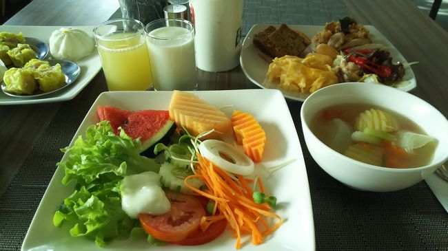 ホテル2日目の朝食。何点か食材の入れ替えがあり連泊しても大丈夫。