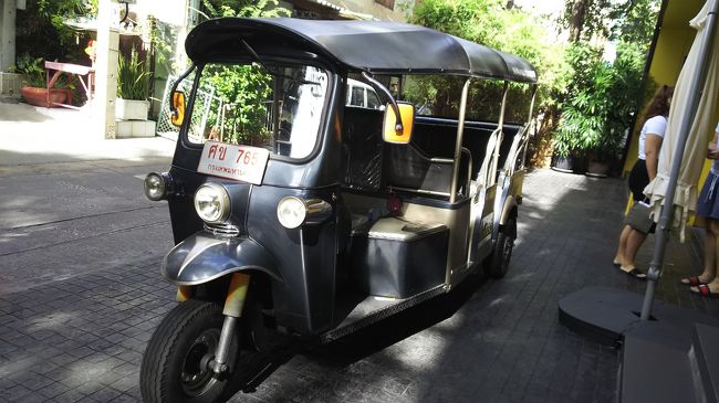 ホテルから無料のトゥクトゥクでMBKショッピングセンターまで行ってもらい、すぐ近くの「Sky train」という高架線を走る電車に乗ることに。