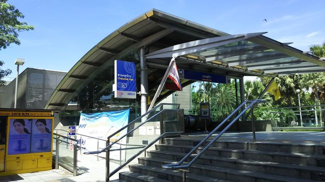 目的地は有名なマーケットだったが、月曜日のため休みということが判明。暑いので地下鉄で戻ることに。(^-^;