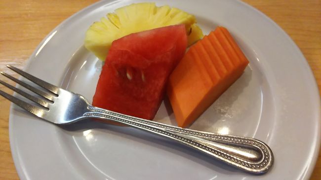 南国らしくトロピカルフルーツがデザート。