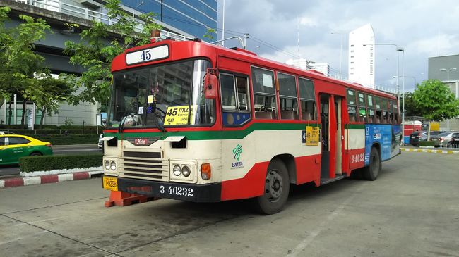 ホテルに戻る途中、日本製の懐かしいバスに遭遇。50年くらい前の物だが現役で走っている。