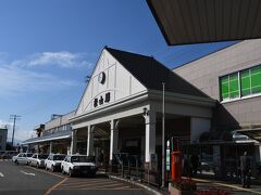 三角屋根の松山駅です。