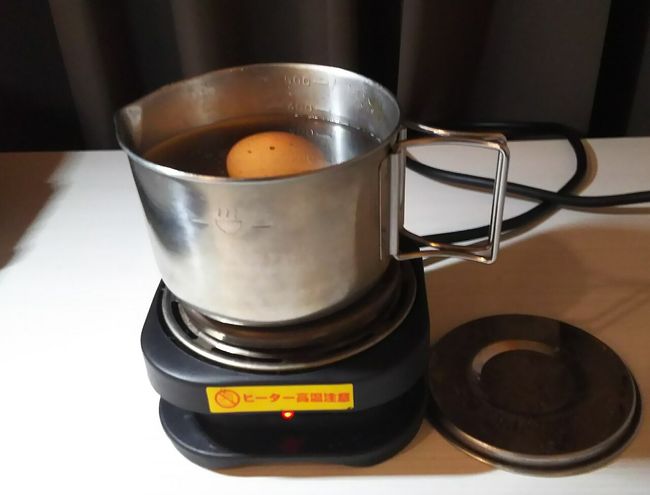 ホテルに戻って、冷蔵庫の整理だ。セブンイレブンで買っておいた生たまごをゆでて、夜食用食材の出来上り。