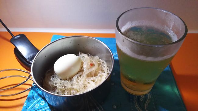 冷蔵庫に保存していた「トムヤンクンスープ」の残りに春雨を入れ、ゆで卵を足して「夜食」の出来上り。出汁が良く出て美味い。(^-^)