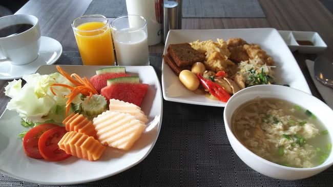 3日目のホテルの朝食はこんな感じ。野菜・果物多目、量少なめ。