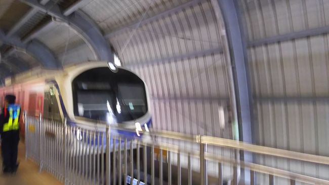 ベトナム・ハノイに行くため電車でタイ スワンナプーム国際空港に向かう。30分くらいで着いてしまう。