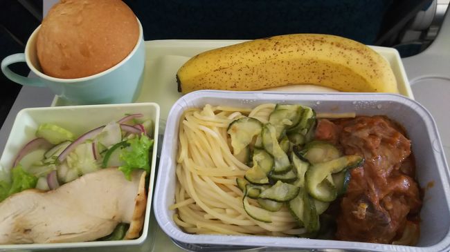 機内食の量は少ないけれど満足できる内容。ビールは常温だった。(^-^;