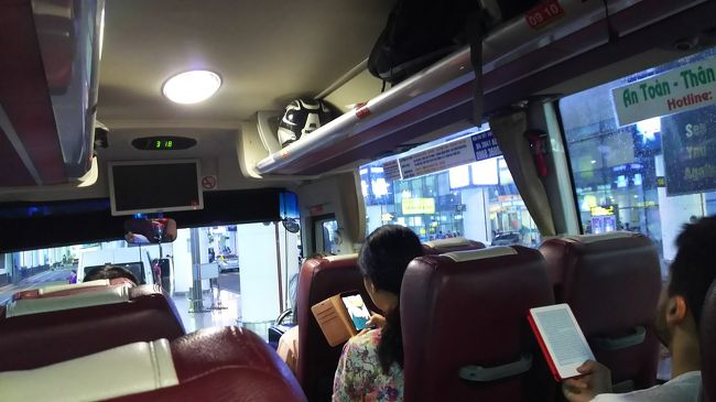 空港から市内に通じる「86番バス」がちょっと変。40000ドンと言われいつもより5000ドン高い。しかも、切符を渡してくれない。ぼられたかも。※40000ドンは約200円。