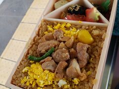 大館からの花輪線はボックスシートでしたのでさっそく駅弁をいただきます。
鶏はもう言うまでもなくおいしいのですが、シイタケの煮物がまた絶品!
噛んだ瞬間にじゅわっとダシが口いっぱいに広がります。
うまーー!!
箸の袋には大館名物駅弁と書かれていました。

花輪線で一気に盛岡まで進みます!!