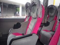 まずは大崎駅BTから成田シャトルで成田空港へ。

事前予約をすれば1,000円で乗れますし、時間によってはリラックスタイプのバスで快適に移動できます！

途中で東京シャトルを追い抜きましたが、満席の東京シャトルに対してこちらは50％程度の乗車率。ちょっとした優越感に浸れました笑