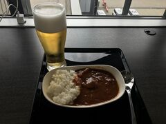 出国後はANAラウンジに行って朝食です。
朝からカレー＆ビール！
旅の醍醐味ですよね笑