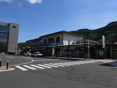 駅舎の外観です。
左側にはみかんでぼろ儲けのJAがあります。
街中で一番きれいな建物のように思います。
みかん様様ですね。
駅舎にセブンイレブンがあるのは都会の証拠です。←