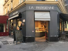 のんびりお散歩して到着したのはこちらのベーカリー、
LA PARISIENNE!!
バゲッドコンクールでも優勝したことのあるベーカリーです。
ずらっと並んだバゲッドやペストリーに目移りしちゃいます。