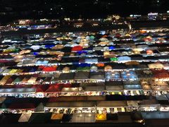 夜市に行く前に、隣の商業施設「エスプラナーデ」の駐車場ビル4Fのビューポイントから全景を撮影します。インスタ映えスポットという事でガイドブックにも載っているあれです。
テントがカラフルで綺麗。