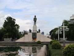 【Silom駅】
降りてすぐ目の前、
ラーマ6世像立つ、【ルンピニー公園】....市内の大きな公園

入場料無し