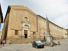リナシメント広場
サン ドメニコ教会
教会前には、オベリスク「Obelisco di Urbino」記念碑が建っています。このオベリスクはローマから運ばれてきたもので、もともとはエジプトのものだったそうです。

教会の扉が開いていましたので、中に入って見ました。