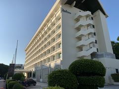 さて、今回宿泊したホテル「ラディソンホテル　ブルネイ」の写真から行きます。

まずは外観。