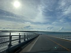 朝日も雲から出てきました。
伊良部大橋を渡って、島尻へ向かいます。