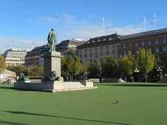 クングストラドゴーデン駅の前は王立公園があります。
クング→英語でキング
ゴーデン→英語でガーデン
なので、
クングストラドゴーデン=王立公園　という意味です。