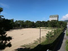 須磨海浜公園



旧住友吉友衛門友純別邸跡
住友家第１５代当主友純（ともいと）（元治元年（１８６５年）１月１８日～大正１５年（１９２６年）３月２日）は、徳大寺公純（とくだいじ きんいと）（文政４年（１８２１年）２月２２日～明治１６年（１８７３年）１１月５日）第６子で、３度内閣総理大臣となり最後は元老となった西園寺公望（さいおんじ きんもち）（嘉永２年（１８４９年）１２月７日～昭和１５年（１９４０年）１１月２４日）は友純の実兄である。
明治２６年（１８９３年）４月に住友家を相続し第１５代当主となったが、友純は潤沢な資金を活用し全国各地に絢爛豪華な別邸を造営した。
当該邸宅は明治３６年（１９０３年）４月竣工の須磨別邸である。
洋館建築で地上２階地下１階構造、建坪１６１坪、別館６７坪で構成され、更に、浜辺と直結している事から、

神戸市須磨区須磨浦通１-１
山陽本線須磨海浜公園駅 徒歩５分