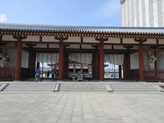 中門。
両側に二天王像が立ち、守護しています。