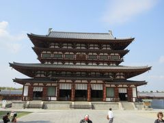 回廊の中に入り、金堂が目に入ります。