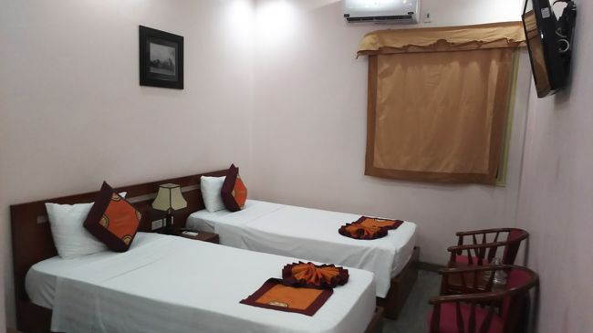 ハノイのホテルにチェックイン。まあまあの広さ。泊まる訳じゃないのでO.K.(^-^) 