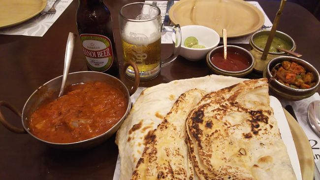 お目当ての店で「マトンカリー&amp;プレーンナン」を注文。マトン肉がゴロゴロ入っていて大満足。10ドル(チップ込み)