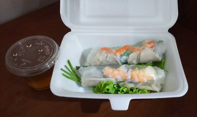 ホテルに戻る途中、旨そうな生春巻に目を奪われる。2本で150円くらい。本場仕込み生春巻は絶品でした。