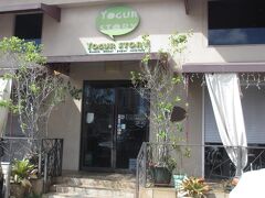 午後はピンクラインに乗ってアラモアナセンターへ。

でもあんまり三○アウトレットモールと変わらないなぁー。
何か千葉とか埼玉とかに居る気分･･･。
期待していたターゲットにも入ってみたけど、ニ○リに居る様なデジャヴュー感。


なのでターゲットを少し見た後、アラモアナセンターを抜けてヨーグルストーリーへ。
ここのパンケーキ、有名なのよね。