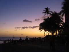 ピンクラインでワイキキに戻ってみる。

夕暮れのワイキキビーチを歩いてみる。

この位置から見えるサンセットも綺麗です。
