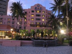 ピンクパレス（ロイヤルハワイアンホテル）は夜でもやっぱり写真映えするなぁ。
ここも憧れのホテルです。

ここのマイタイバーにマイタイ飲みに行きたかったけど、夫が何故か気乗りしない様子だったので後日に行く事にしました。

まぁ、昼間の方が雰囲気あるよねきっと。